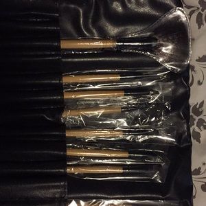 16 piece travel set of makeup brushes